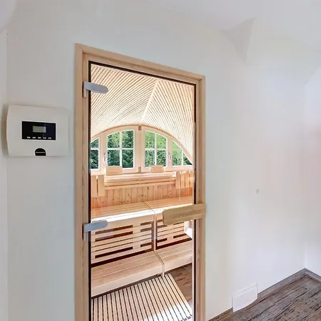 Stubbenfelde, Reetdachhaus Seeblick